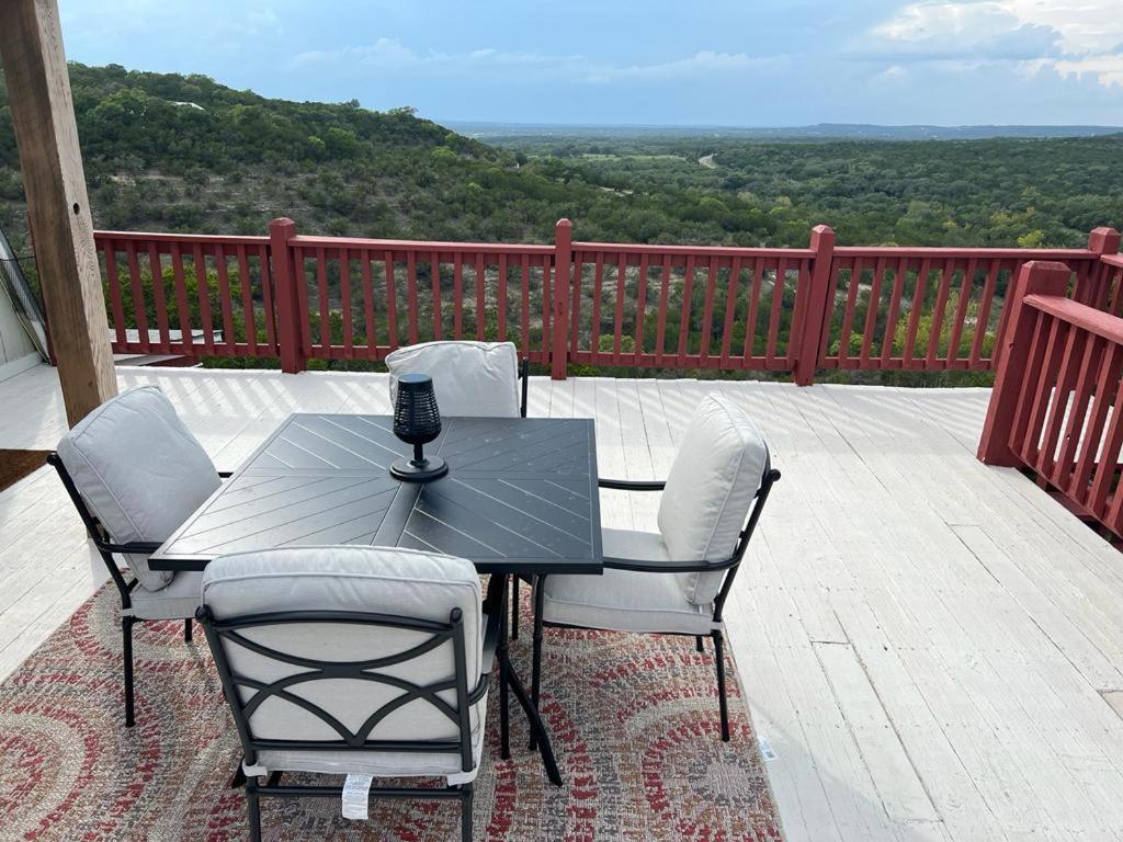 Entire 2Br 2Ba Hilltop View Home Sleeps 7 Pets 4 Acres Jacuzzi Central Ac Kingbeds Free Wifi-Parking Kitchen Washerdryer Starry Terrace Two Sunset Dining Patios Grill Stovetop Oven Fridge Onsitewoodedhiking Wildlife Coveredpatio4Pets & Birds Singing! Марбл-Фоллс Екстер'єр фото